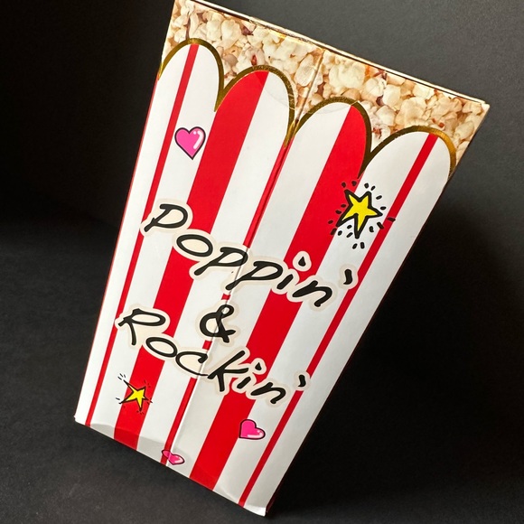 ♥️🍿♥️ Betsey Johnson 3 pack plushy fluffy crew socks in a popcorn box - Picture 4 of 7